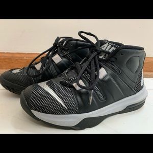 Boys Nike Air Max Basketball Shoe - size 3.5y